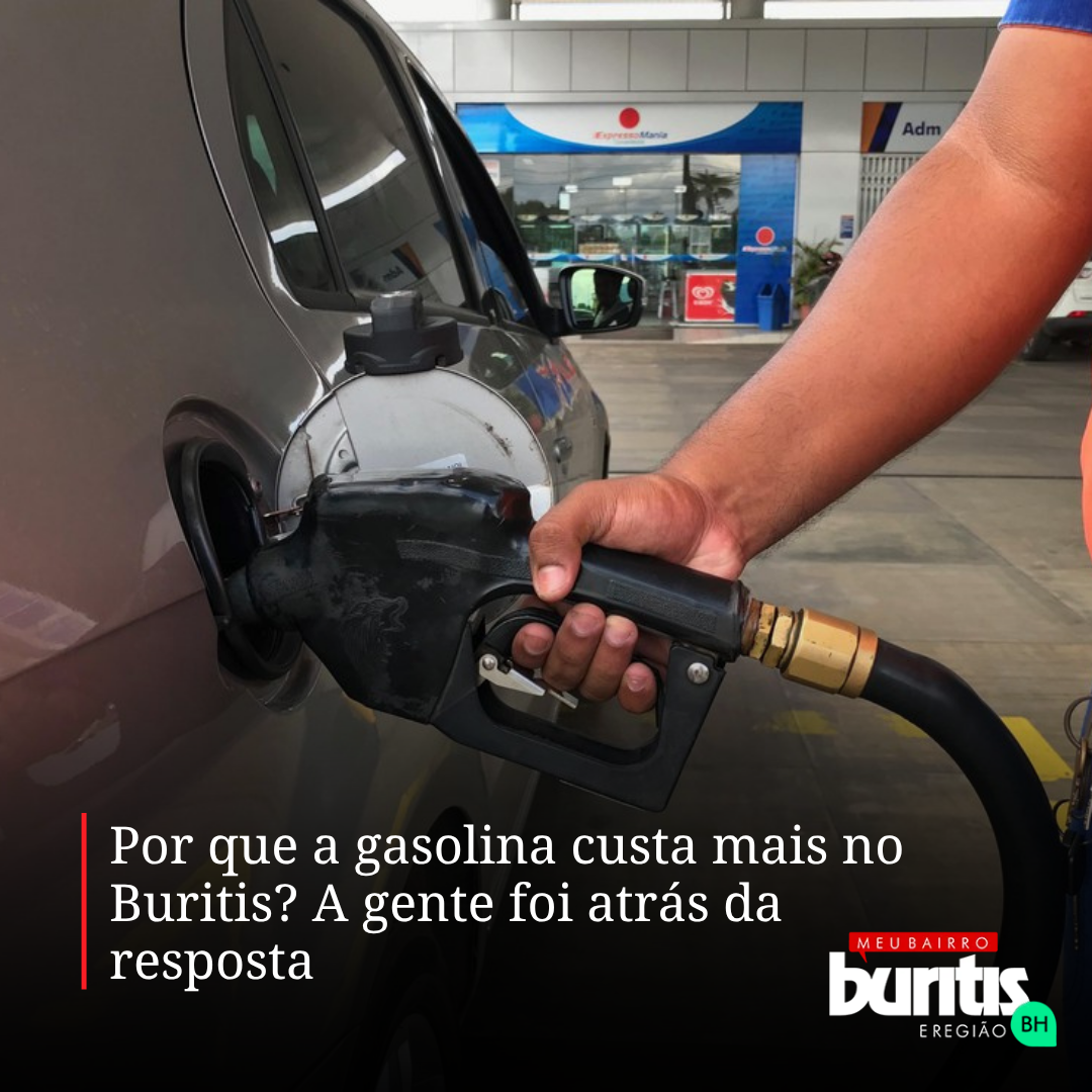Frentista abastecendo carro num posto de gasolina