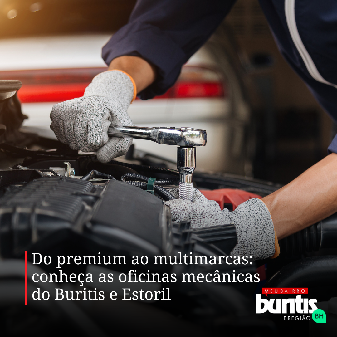 Mecânico usando chave de catraca no motor de um carro