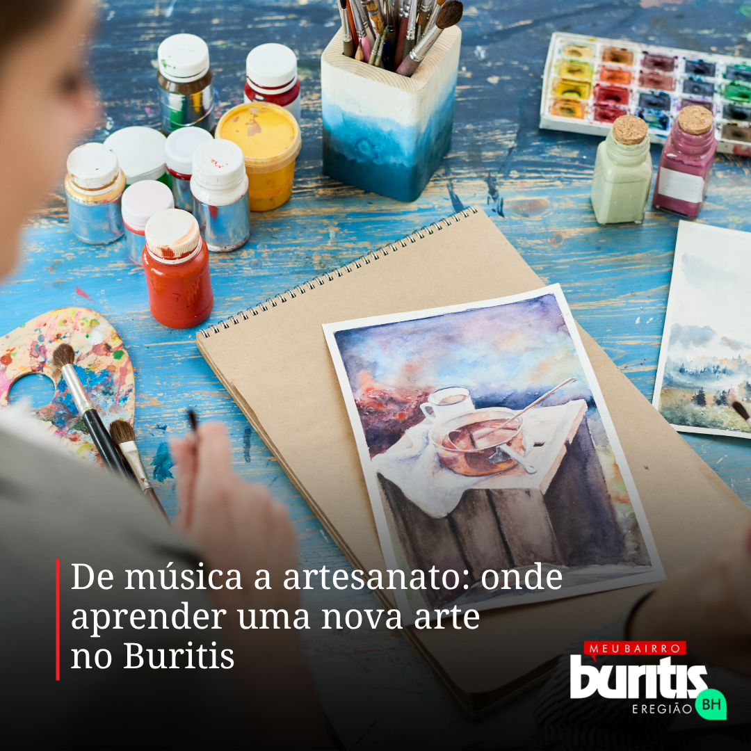 Pessoa pintando com aquarela em um caderno de desenho