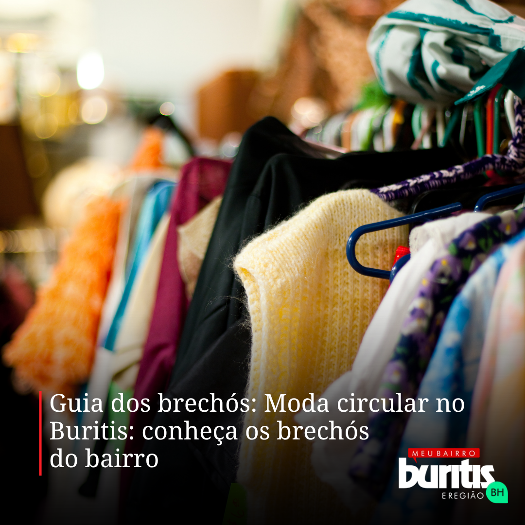Roupas variadas penduradas em araras de um brechó