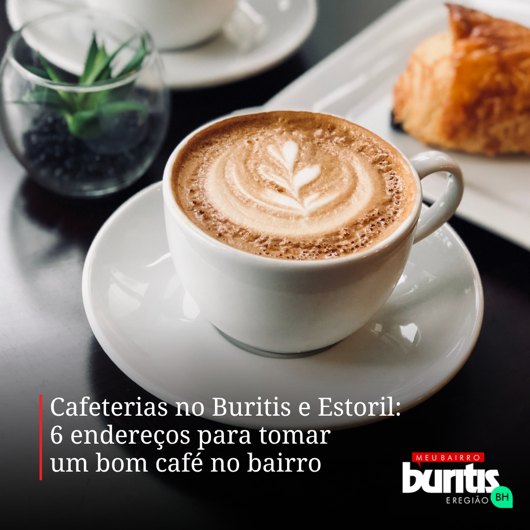Xícara de café com arte latte e um croissant ao lado